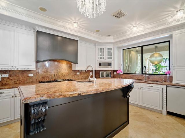 Продажа дома по адресу 3300 NE 171st St - фото 5857890