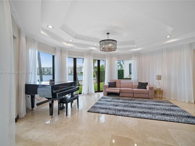 Продажа дома по адресу 3300 NE 171st St - фото 5857892