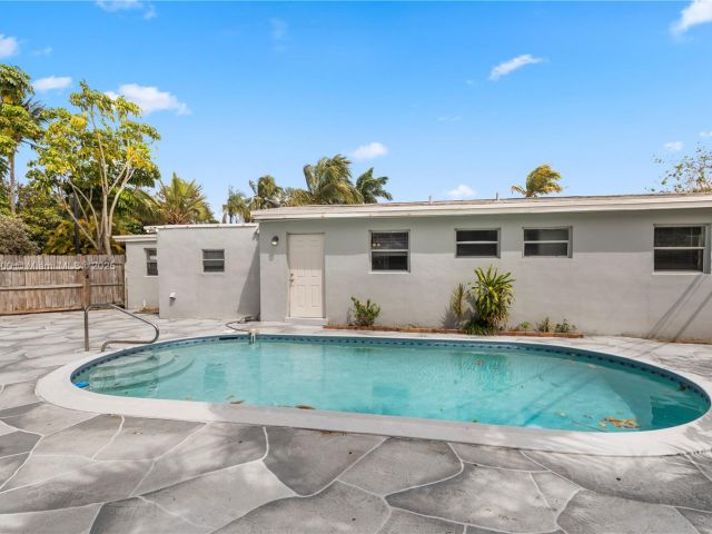 Продажа дома по адресу 2649 NE 14th Ter - фото 5881553