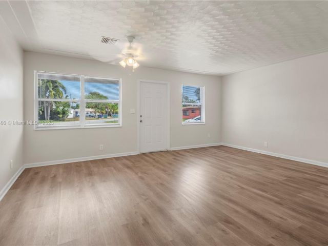 Продажа дома по адресу 2649 NE 14th Ter - фото 5881554