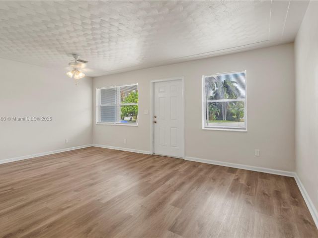 Продажа дома по адресу 2649 NE 14th Ter - фото 5881555