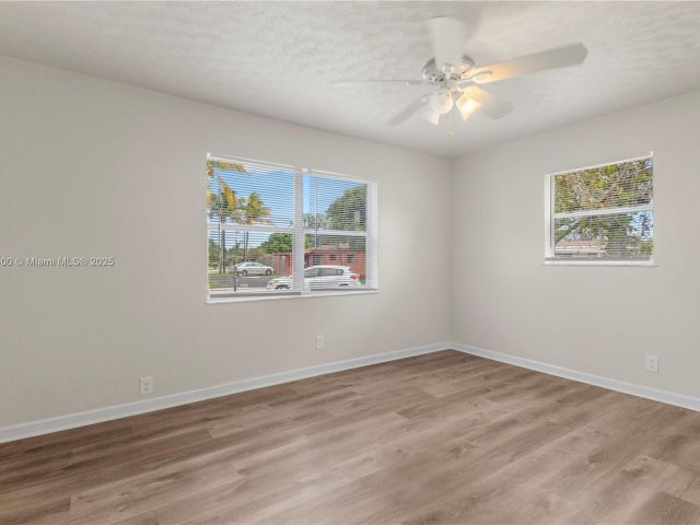 Продажа дома по адресу 2649 NE 14th Ter - фото 5881556