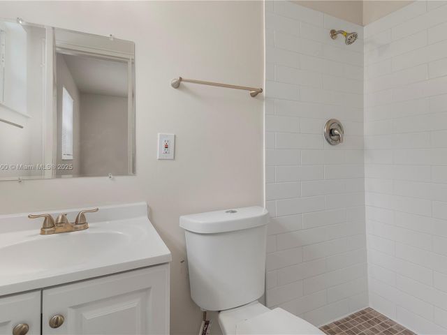 Продажа дома по адресу 2649 NE 14th Ter - фото 5881557