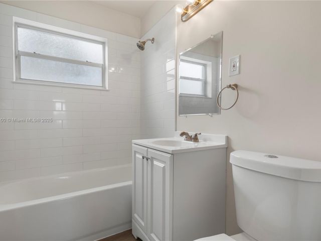 Продажа дома по адресу 2649 NE 14th Ter - фото 5881559