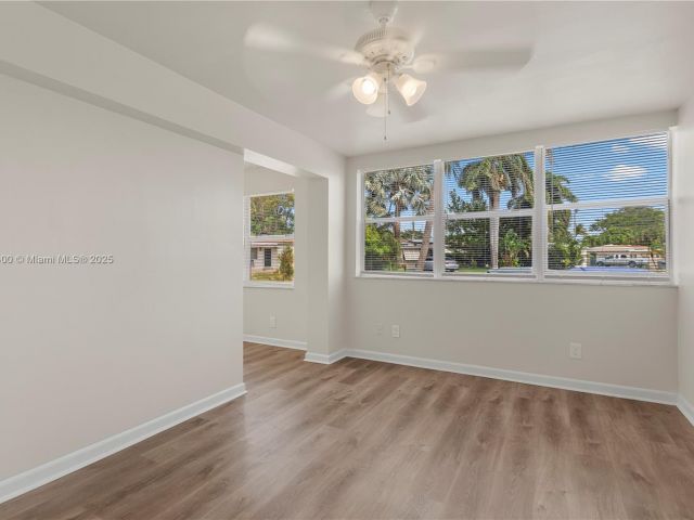 Продажа дома по адресу 2649 NE 14th Ter - фото 5881561