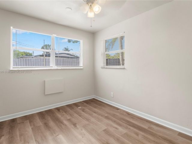 Продажа дома по адресу 2649 NE 14th Ter - фото 5881563