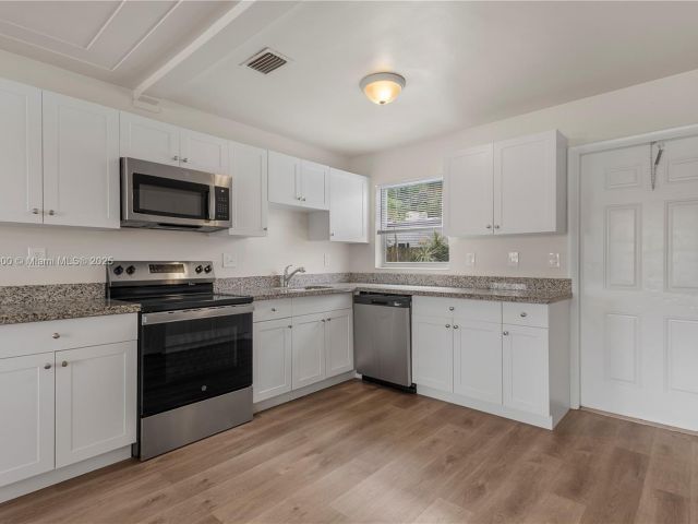 Продажа дома по адресу 2649 NE 14th Ter - фото 5881564