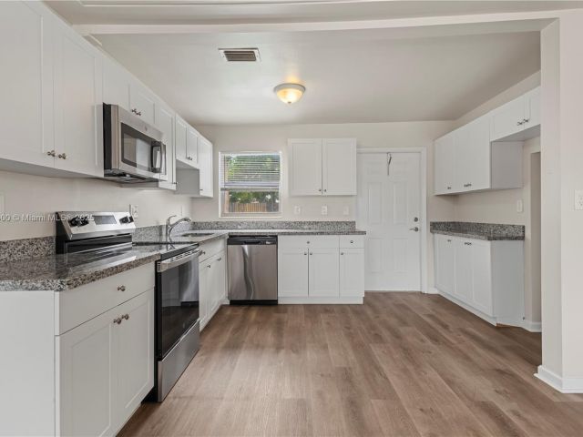 Продажа дома по адресу 2649 NE 14th Ter - фото 5881565