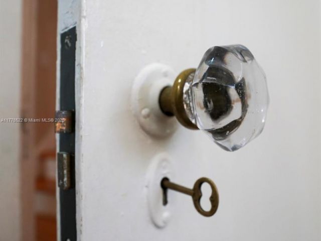 Продажа дома по адресу 1456 SW 13TH ST - фото 5886121