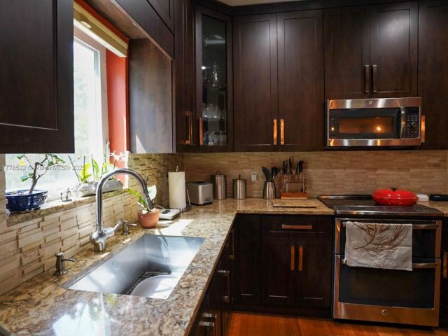 Продажа дома по адресу 1456 SW 13TH ST - фото 5886126