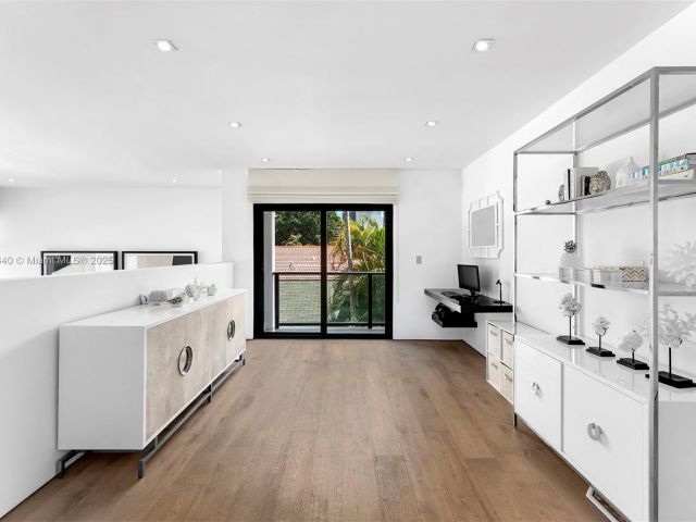 Продажа дома по адресу 2031 S Miami Ave - фото 6024775