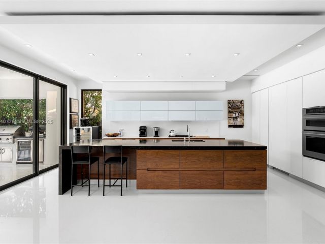 Продажа дома по адресу 2031 S Miami Ave - фото 6024779