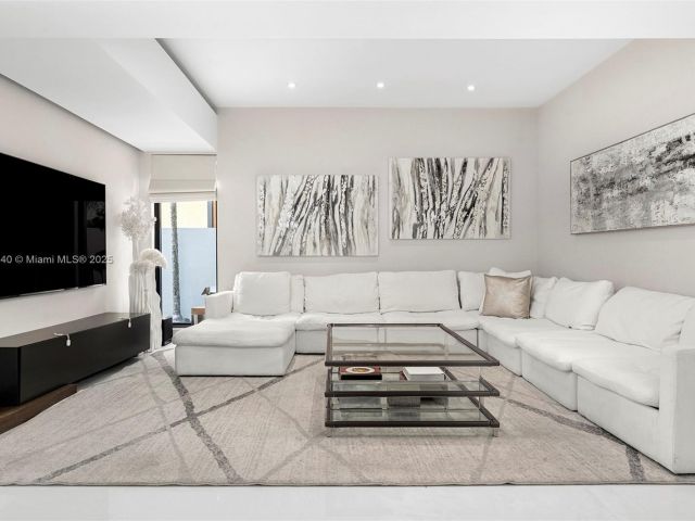 Продажа дома по адресу 2031 S Miami Ave - фото 6024780