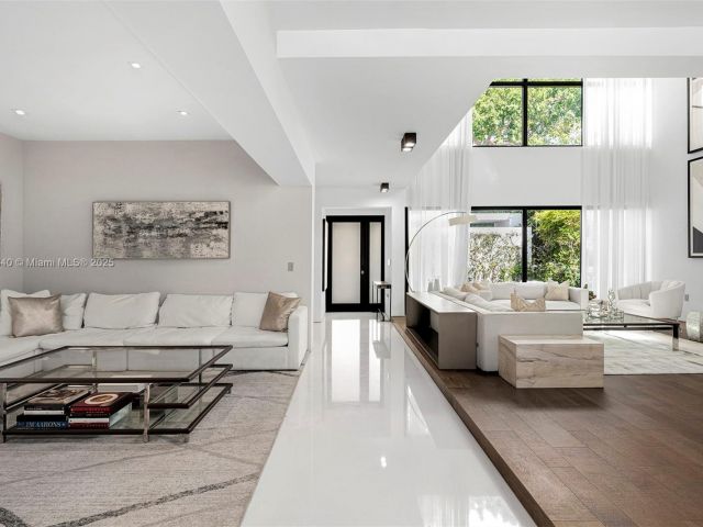 Продажа дома по адресу 2031 S Miami Ave - фото 6024781