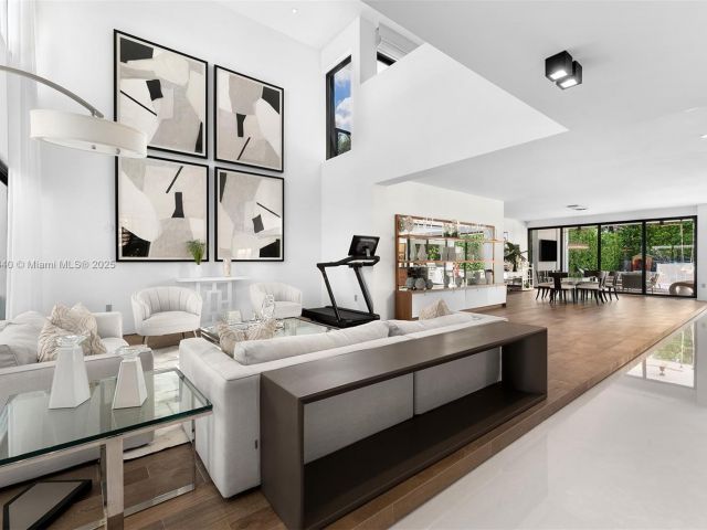 Продажа дома по адресу 2031 S Miami Ave - фото 6024783