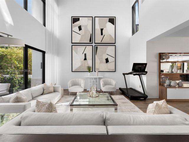 Продажа дома по адресу 2031 S Miami Ave - фото 6024784