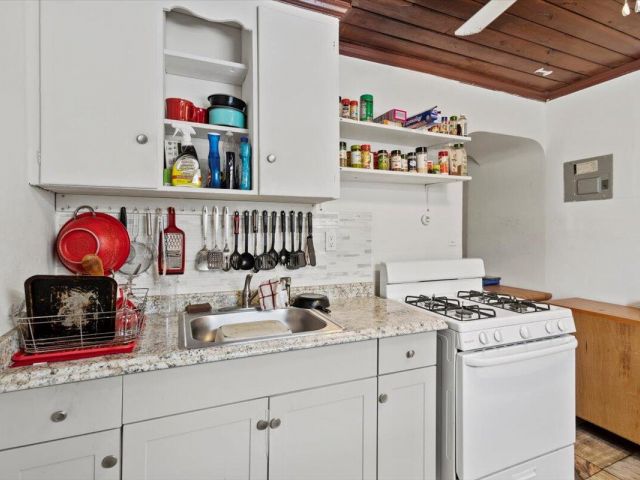 Продажа дома по адресу 1504 N Sapodilla Avenue - фото 5865634