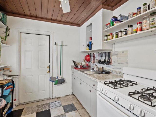 Продажа дома по адресу 1504 N Sapodilla Avenue - фото 5865635