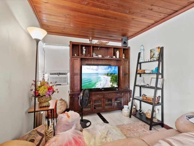 Продажа дома по адресу 1504 N Sapodilla Avenue - фото 5865636