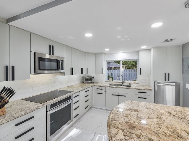 Продажа дома по адресу 1900 NE 16 Terrace - фото 5890175