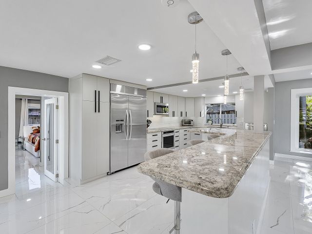 Продажа дома по адресу 1900 NE 16 Terrace - фото 5890178