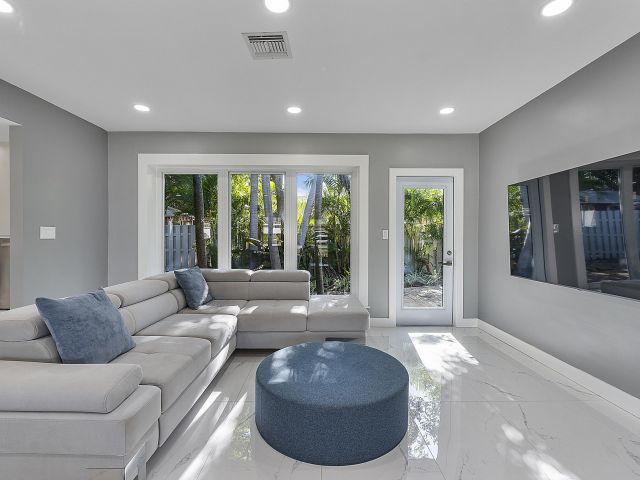 Продажа дома по адресу 1900 NE 16 Terrace - фото 5890183