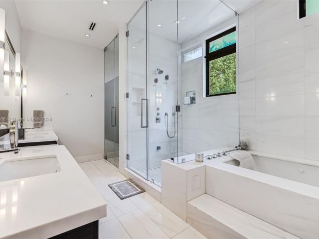 Продажа дома по адресу 555 Arvida Pkwy - фото 5889157