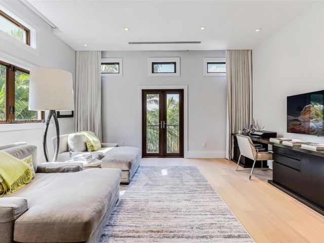 Продажа дома по адресу 555 Arvida Pkwy - фото 5889158