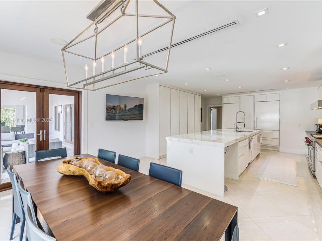 Продажа дома по адресу 555 Arvida Pkwy - фото 5889166