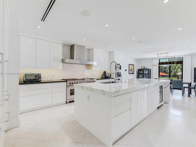 Продажа дома по адресу 555 Arvida Pkwy - фото 5889167