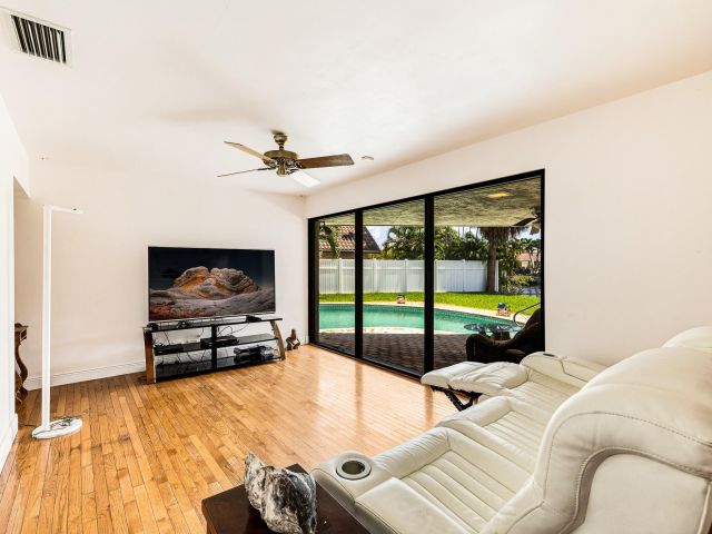 Продажа дома по адресу 2200 SE 8th St - фото 5980720