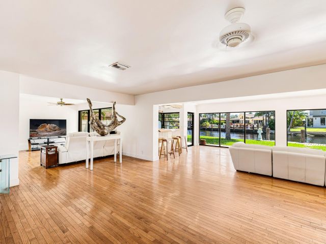 Продажа дома по адресу 2200 SE 8th St - фото 5980721