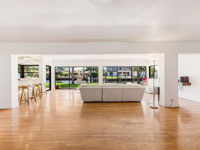 Продажа дома по адресу 2200 SE 8th St - фото 5980723