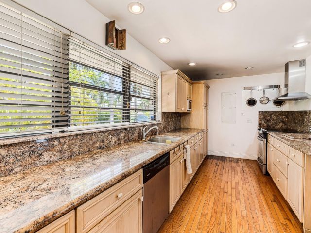 Продажа дома по адресу 2200 SE 8th St - фото 5980725