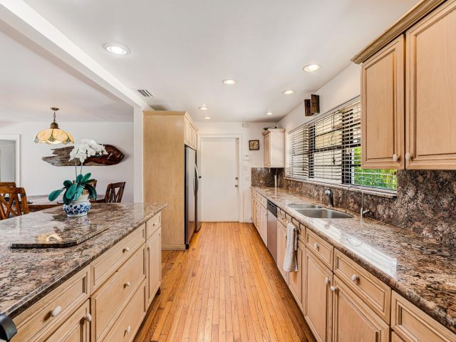 Продажа дома по адресу 2200 SE 8th St - фото 5980726