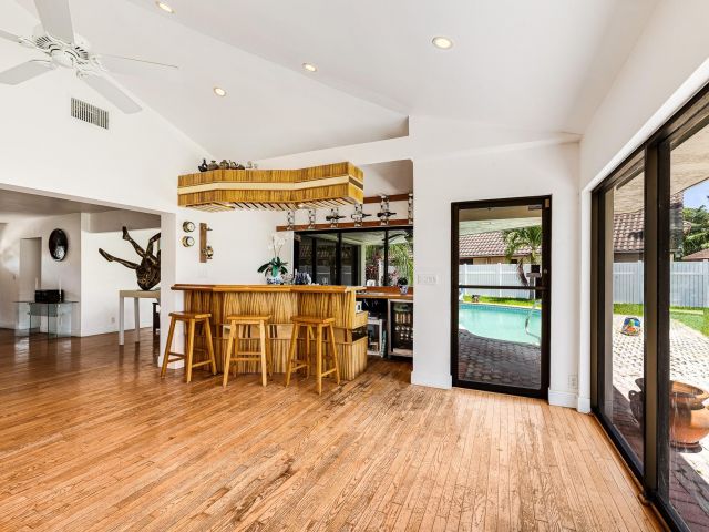 Продажа дома по адресу 2200 SE 8th St - фото 5980727