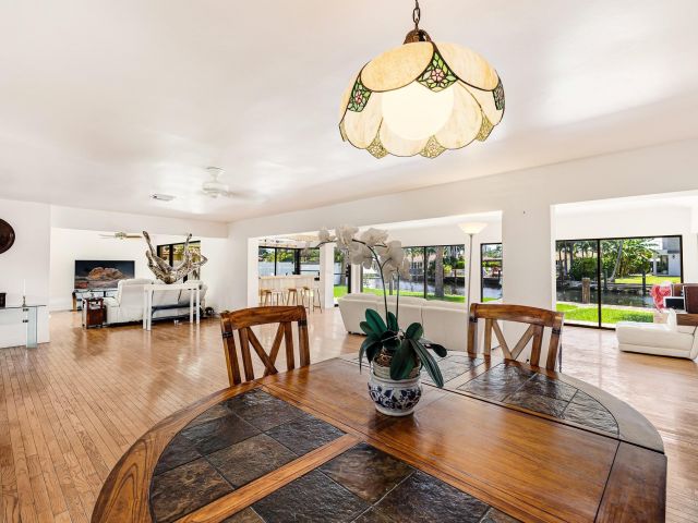 Продажа дома по адресу 2200 SE 8th St - фото 5980728