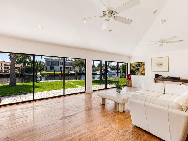 Продажа дома по адресу 2200 SE 8th St - фото 5980729