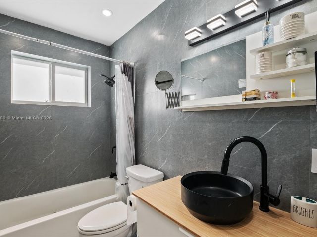 Продажа дома по адресу 5117 Washington St - фото 5875581