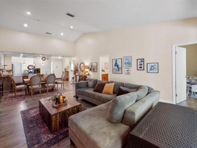 Продажа дома по адресу 9909 NW 52nd Ln - фото 5859266