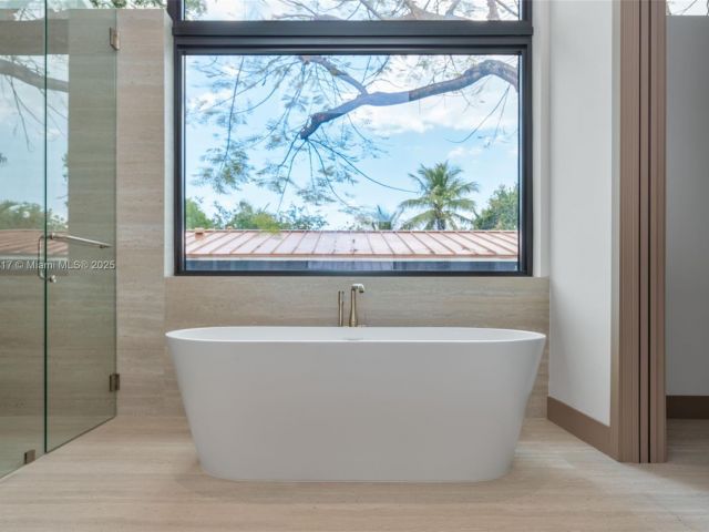 Продажа дома по адресу 510 NE 52nd St - фото 5930397