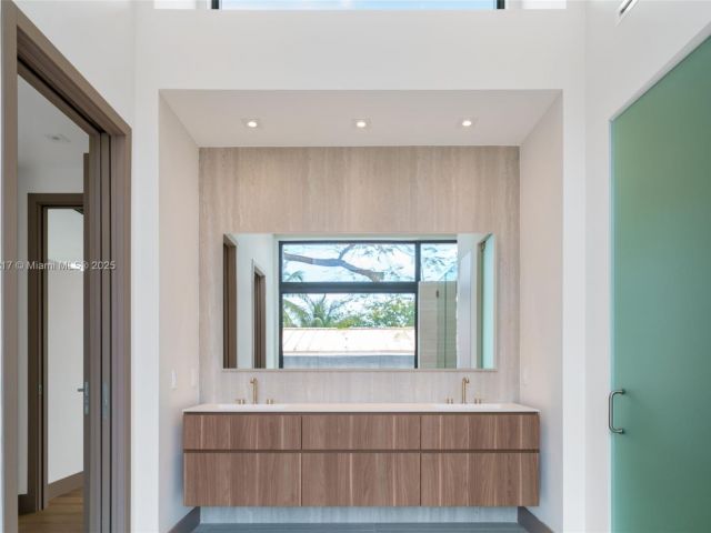 Продажа дома по адресу 510 NE 52nd St - фото 5930398