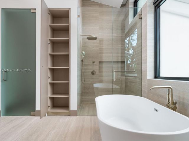 Продажа дома по адресу 510 NE 52nd St - фото 5930399