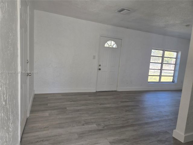 Дом в аренду по адресу 3310 NW 214th St - фото 7457052