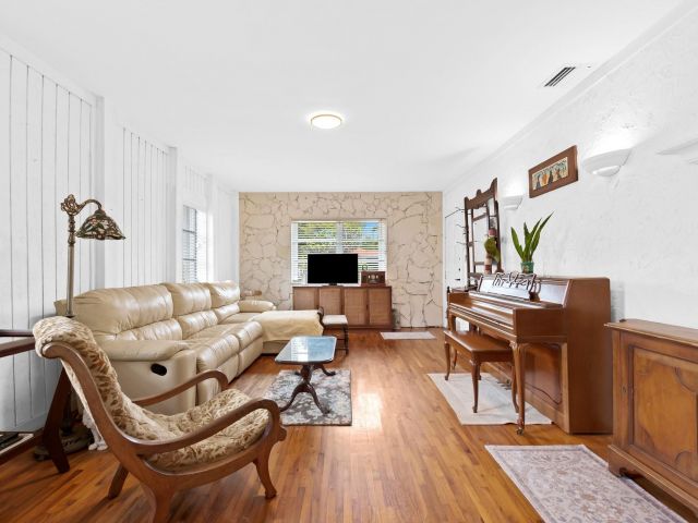 Продажа дома по адресу 1340 Adams St - фото 5938514