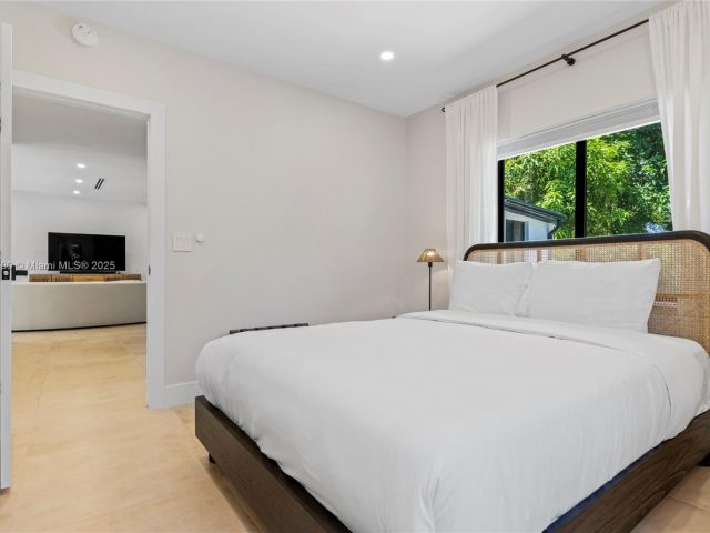 Дом в аренду по адресу 281 NE 48th Ter - фото 6047135