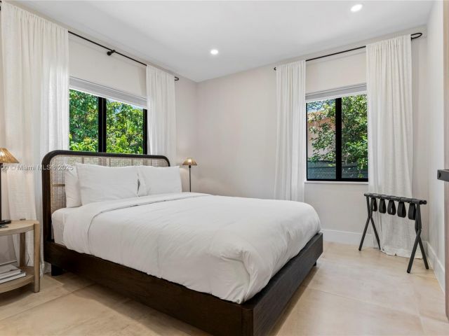 Дом в аренду по адресу 281 NE 48th Ter - фото 6047137