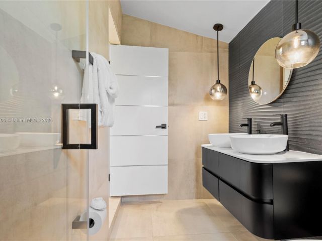 Дом в аренду по адресу 281 NE 48th Ter - фото 6047138