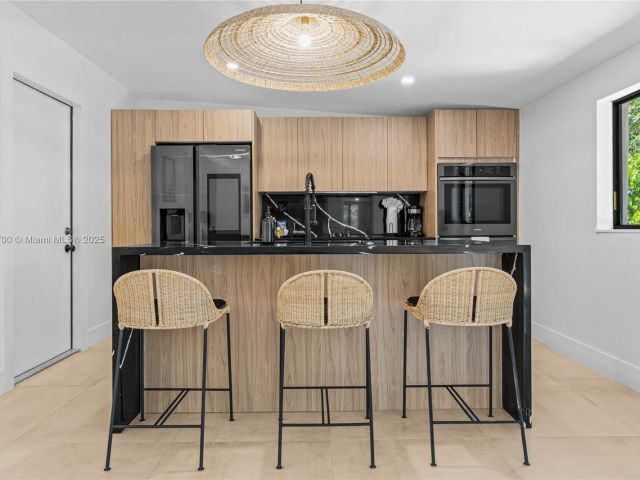 Дом в аренду по адресу 281 NE 48th Ter - фото 6047140