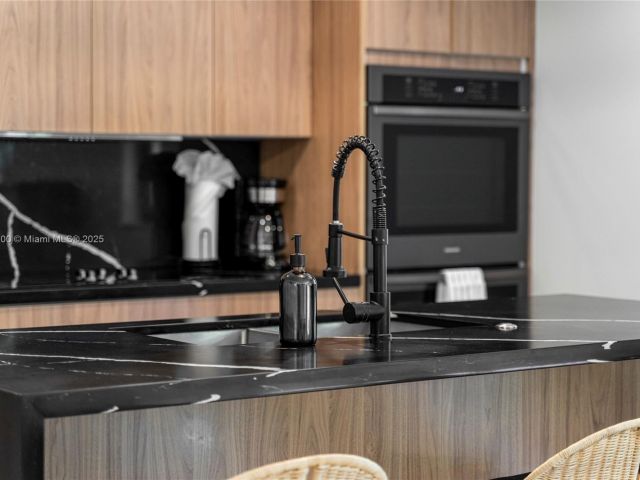 Дом в аренду по адресу 281 NE 48th Ter - фото 6047141